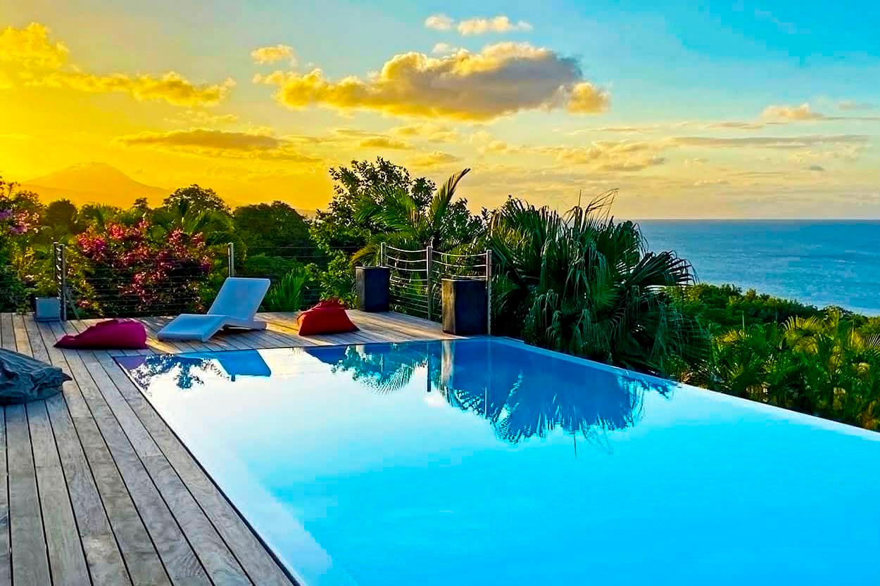 La SUPERBE Villa du Surf, piscine débordement vue mer plage à 50m, location Martinique Tartane - Coucher de soleil sur la montagne Pelée